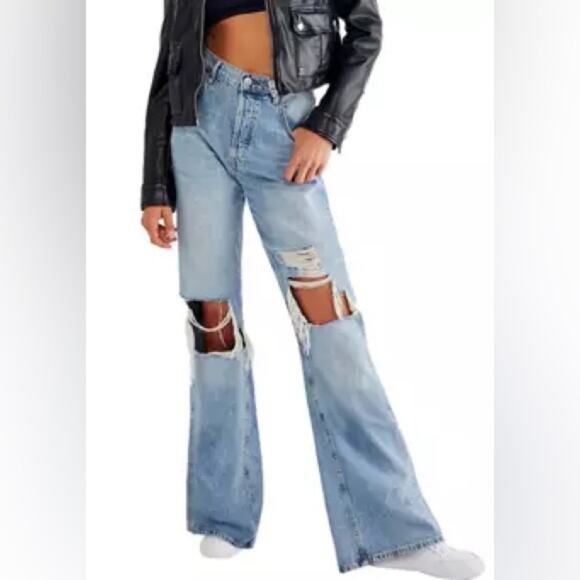 FP We The Free New Dawn Flare Jeans Light Wash Size 26 Boho Distressed Cowgirl - Picture 3 of 13